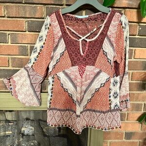 🛍️ Maunces  multi color bell sleeve top. Excellent condition.